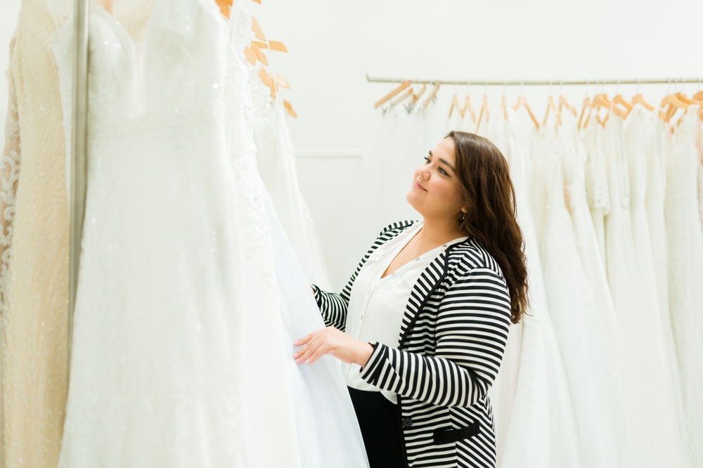 une femme qui choisit sa robe de mariée